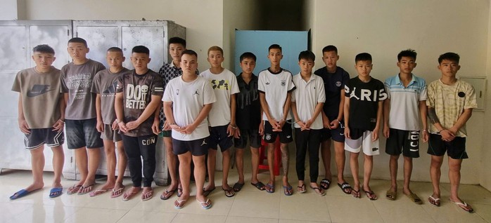 Gần 20 thanh niên tụ tập phóng xe máy đuổi chém người đi đường - Ảnh 1.