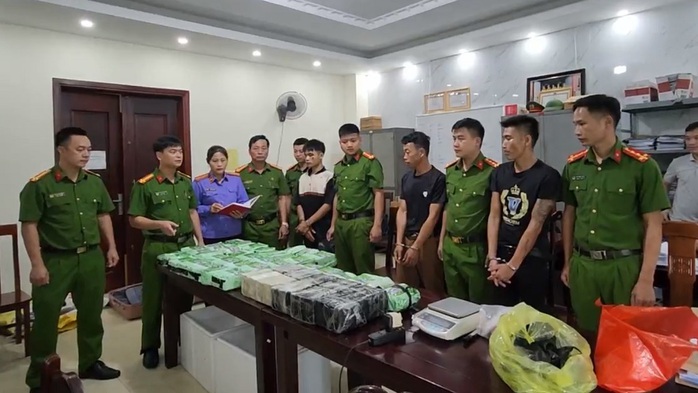 Bắt giữ xe ô tô chở 60 bánh heroin và 37 kg ma túy đá - Ảnh 1.