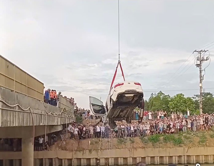 VIDEO: Khoảnh khắc trước khi xe ô tô tông 2 xe máy lao xuống sông, 6 người thương vong - Ảnh 1.