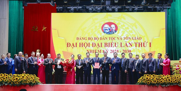 Đào Ngọc Dung được chỉ định làm Bí thư đảng ủy Bộ Dân tộc và Tôn giáo nhiệm kỳ 2025 - 2030 - Ảnh 1. Đào Ngọc Dung được chỉ định làm Bí thư đảng ủy Bộ Dân tộc và Tôn giáo nhiệm kỳ 2025 - 2030 - Ảnh 1.