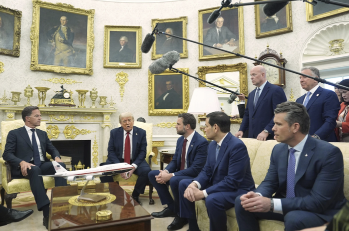 Ông Donald Trump cân nhắc áp thuế Nga 100% - Ảnh 1.