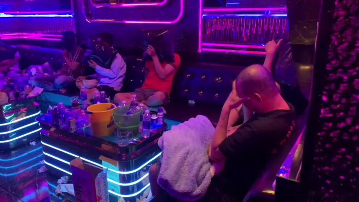 Bắt quả tang 6 đối tượng trong phòng hát karaoke “Quận 6” ở Vĩnh Long - Ảnh 1.