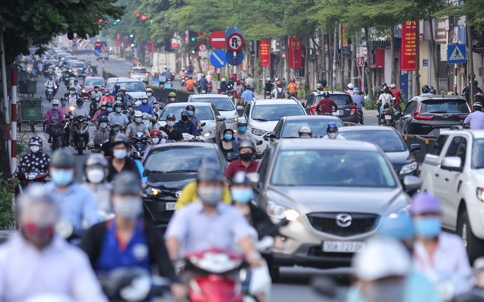 Hà Nội cấm xe máy chạy xăng trong Vành đai 1 từ năm 2026: Giải pháp nào cho người dân? - Ảnh 1.