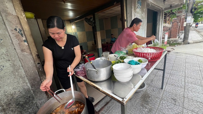 Nhiều người nhiễm liên cầu khuẩn lợn, quán bún ở Huế chuyển bán bún bò - Ảnh 4. Nhiều người nhiễm liên cầu khuẩn lợn, quán bún ở Huế chuyển bán bún bò - Ảnh 4.