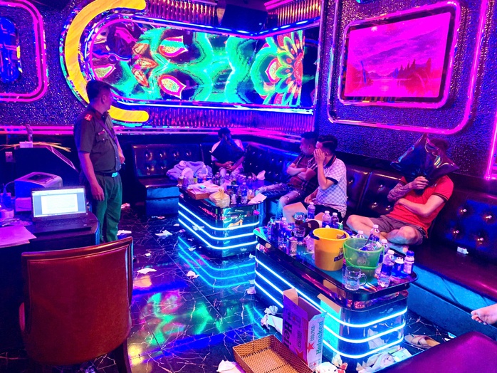 Bắt quả tang 6 đối tượng trong phòng hát karaoke “Quận 6” ở Vĩnh Long - Ảnh 3.