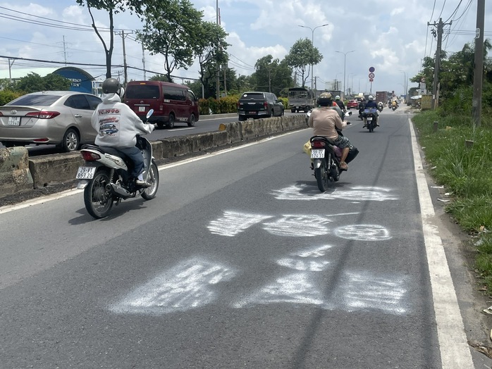 Dòng chữ "có bắn tốc độ" bị xóa nham nhở - Ảnh 1. Dòng chữ "có bắn tốc độ" bị xóa nham nhở - Ảnh 1.