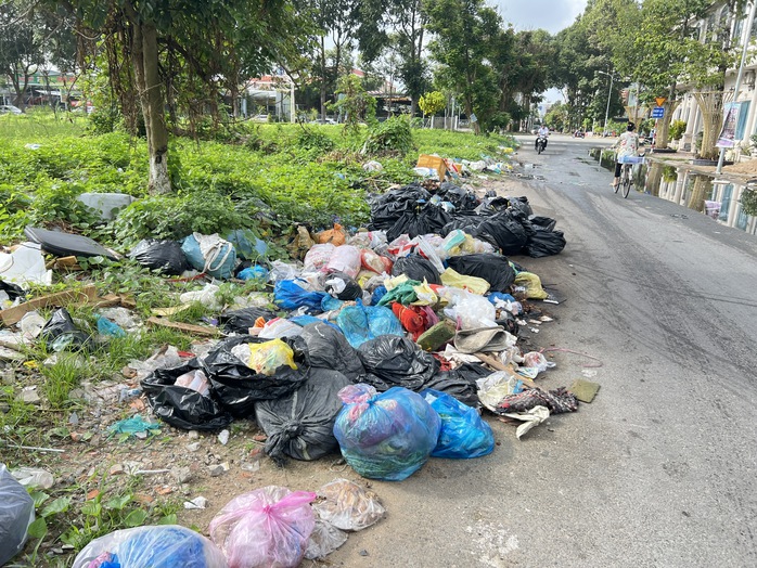 Rác thải "bủa vây" khu dân cư - Ảnh 1. Rác thải "bủa vây" khu dân cư - Ảnh 1.