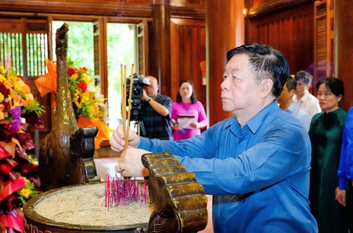 Giữ vững truyền thống Uống nước nhớ nguồn của dân tộc trong thời kỳ mới - Ảnh 1. Giữ vững truyền thống Uống nước nhớ nguồn của dân tộc trong thời kỳ mới - Ảnh 1.