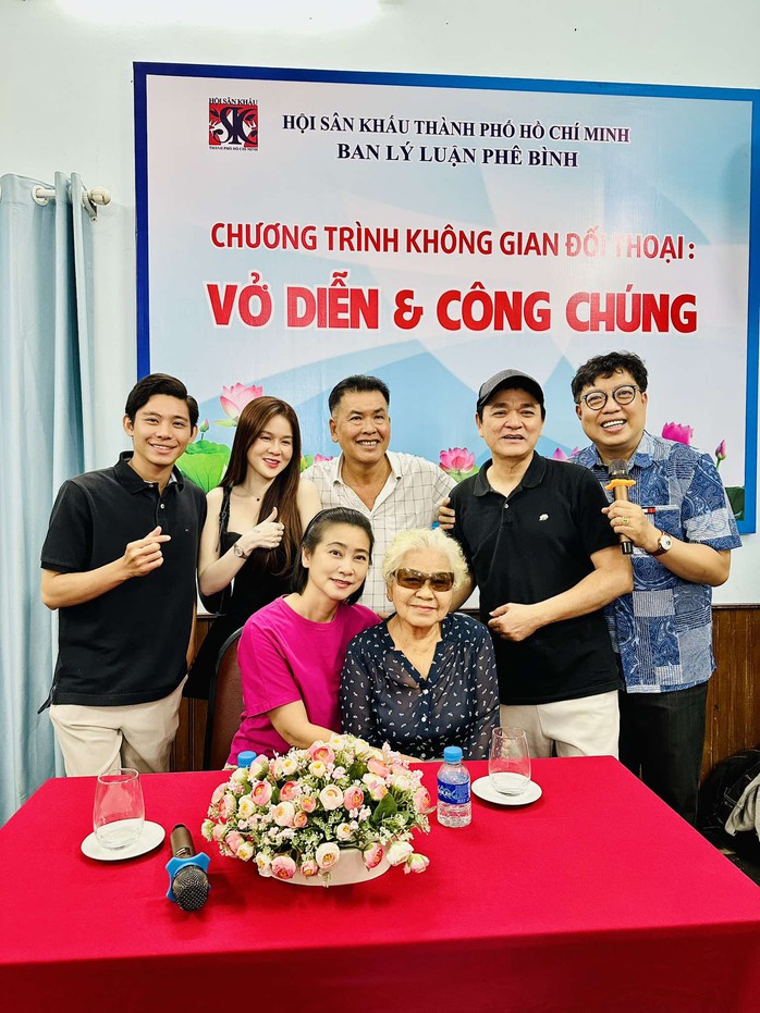 Minh Nhí, Hữu Nghĩa lo khán giả bật cười khi diễn kịch chính luận- Ảnh 4.