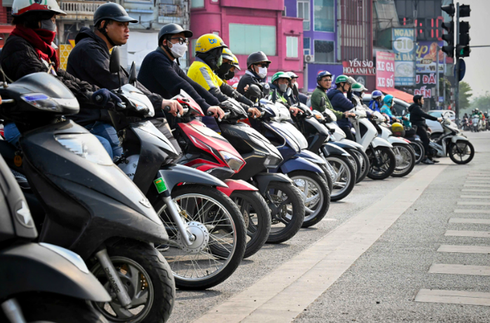 Hà Nội chuẩn bị cấm xe máy chạy xăng hỗ trợ người dân chuyển đổi phương tiện - Ảnh 1. Hà Nội chuẩn bị cấm xe máy chạy xăng hỗ trợ người dân chuyển đổi phương tiện - Ảnh 1.