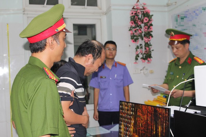 Vụ ô tô tông 2 xe máy rồi lao xuống sông khiến 7 người thương vong: Tạm giữ hình sự tài xế ô tô- Ảnh 1. Vụ ô tô tông 2 xe máy rồi lao xuống sông khiến 7 người thương vong: Tạm giữ hình sự tài xế ô tô- Ảnh 1.