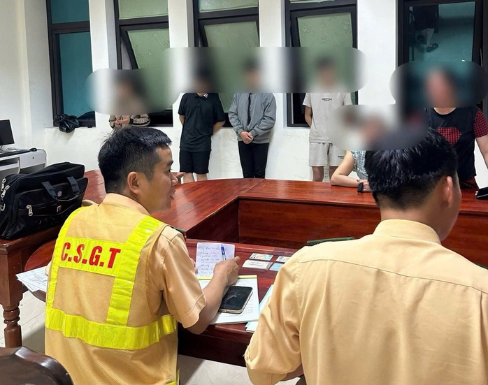 Nhóm thanh thiếu niên ở Quảng Trị vi phạm đến 18 lỗi giao thông- Ảnh 1. Nhóm thanh thiếu niên ở Quảng Trị vi phạm đến 18 lỗi giao thông- Ảnh 1.