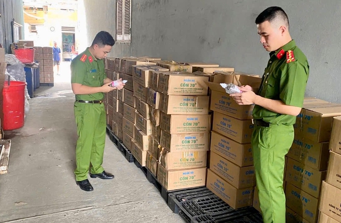 Nguyên Phó Chủ tịch xã cầm đầu đường dây sản xuất, buôn bán cồn y tế giả - Ảnh 1.