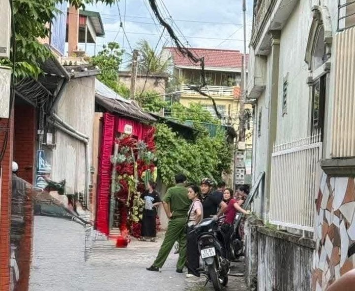 - Ảnh 1. Chồng 77 tuổi chém vợ trọng thương rồi đóng cửa cố thủ trong nhà - Ảnh 1.