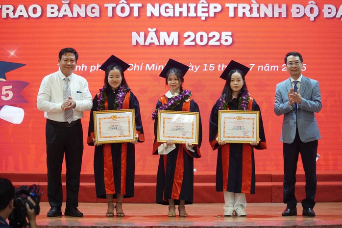 Tốt nghiệp trong bối cảnh mới, sinh viên hành chính công không nao núng - Ảnh 1.