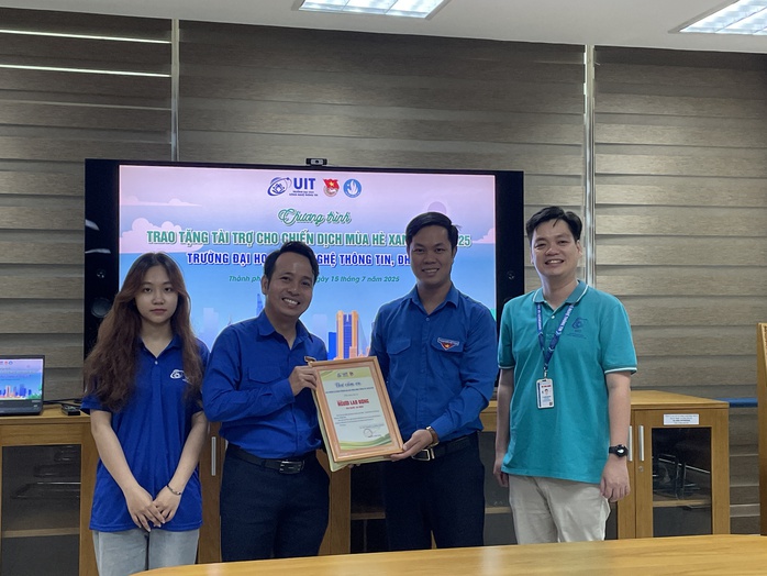 Trao nguồn lực hỗ trợ chiến dịch Mùa hè xanh của Trường ĐH Công nghệ Thông tin - Ảnh 2.