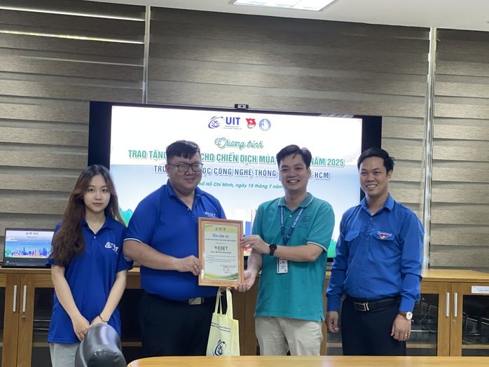 Trao nguồn lực hỗ trợ chiến dịch Mùa hè xanh của Trường ĐH Công nghệ Thông tin - Ảnh 3.