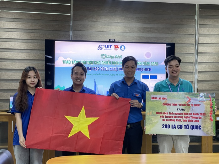 Trao nguồn lực hỗ trợ chiến dịch Mùa hè xanh của Trường ĐH Công nghệ Thông tin - Ảnh 1.