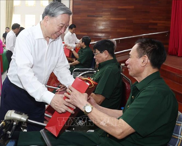 Tổng Bí thư Tô Lâm: Công tác “Đền ơn đáp nghĩa”, “Uống nước nhớ nguồn” là mệnh lệnh từ trái tim- Ảnh 2. Tổng Bí thư Tô Lâm: Công tác “Đền ơn đáp nghĩa”, “Uống nước nhớ nguồn” là mệnh lệnh từ trái tim- Ảnh 2.