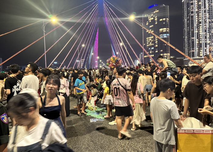 Doanh thu du lịch Đà Nẵng bứt phá sau lễ hội pháo hoa DIFF 2025 - Ảnh 1. Doanh thu du lịch Đà Nẵng bứt phá sau lễ hội pháo hoa DIFF 2025 - Ảnh 1.