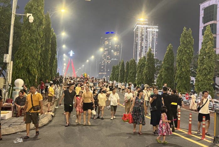 Doanh thu du lịch Đà Nẵng bứt phá sau lễ hội pháo hoa DIFF 2025 - Ảnh 2. Doanh thu du lịch Đà Nẵng bứt phá sau lễ hội pháo hoa DIFF 2025 - Ảnh 2.