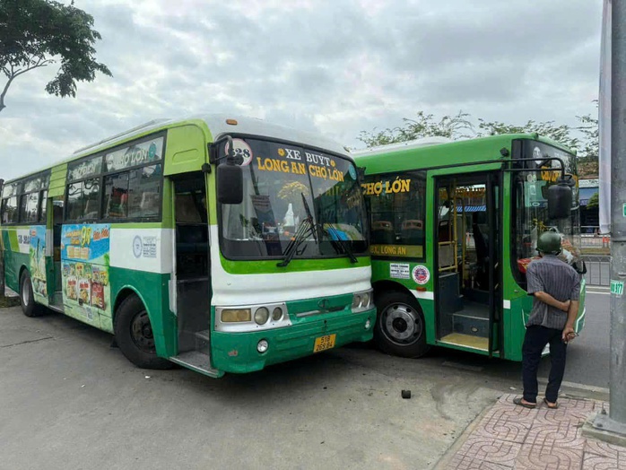 Vụ 2 xe buýt rượt đuổi, ép nhau văng lên vỉa hè: Tạm đình chỉ 2 tài xế - Ảnh 1.
