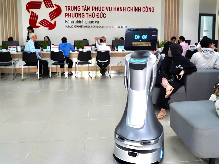 VIDEO: Robot hướng dẫn làm thủ tục hành chính công tại TP HCM - Ảnh 1.