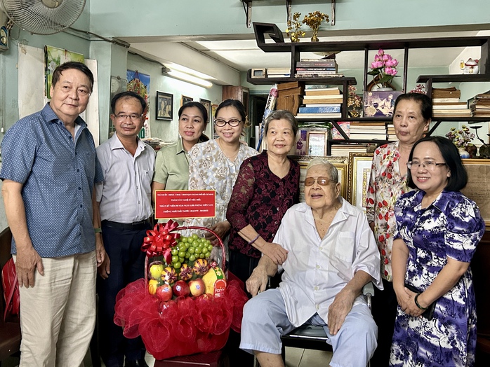Lãnh đạo TP HCM thăm và tri ân văn nghệ sĩ- Ảnh 1. Lãnh đạo TP HCM thăm và tri ân văn nghệ sĩ- Ảnh 1.