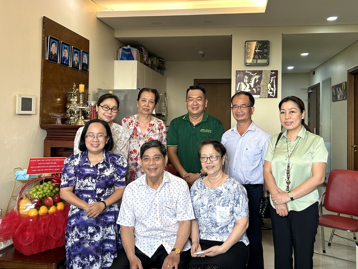 Lãnh đạo TP HCM thăm và tri ân văn nghệ sĩ- Ảnh 4. Lãnh đạo TP HCM thăm và tri ân văn nghệ sĩ- Ảnh 4.