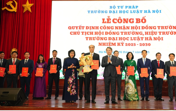 PGS Tô Văn Hòa làm Hiệu trưởng Trường ĐH Luật Hà Nội - Ảnh 1.