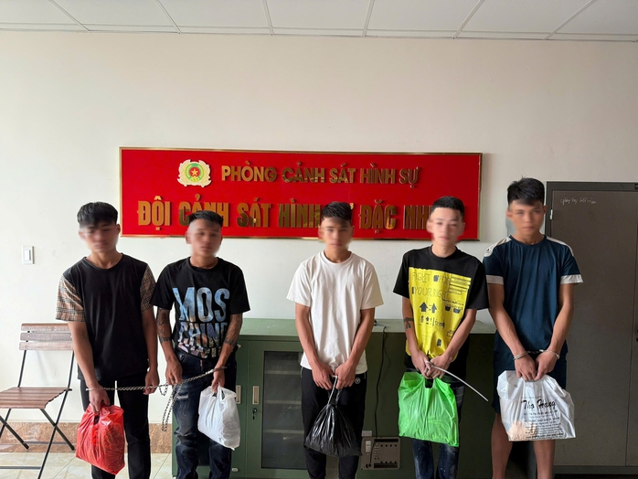Khởi tố 19 "yêng hùng" tham gia vụ hỗn chiến vào rạng sáng- Ảnh 1. Khởi tố 19 "yêng hùng" tham gia vụ hỗn chiến vào rạng sáng- Ảnh 1.