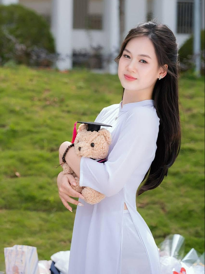 Thủ khoa đạt điểm 30/30 gây "bão" vì xinh như hotgirl - Ảnh 1.