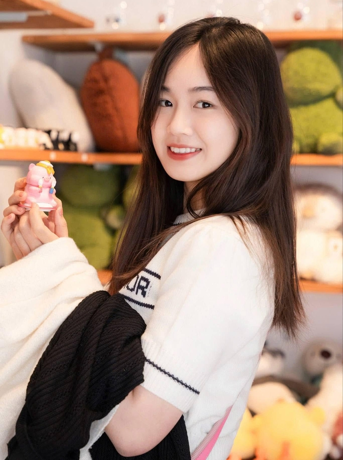 Thủ khoa đạt điểm 30/30 gây "bão" vì xinh như hotgirl - Ảnh 2.