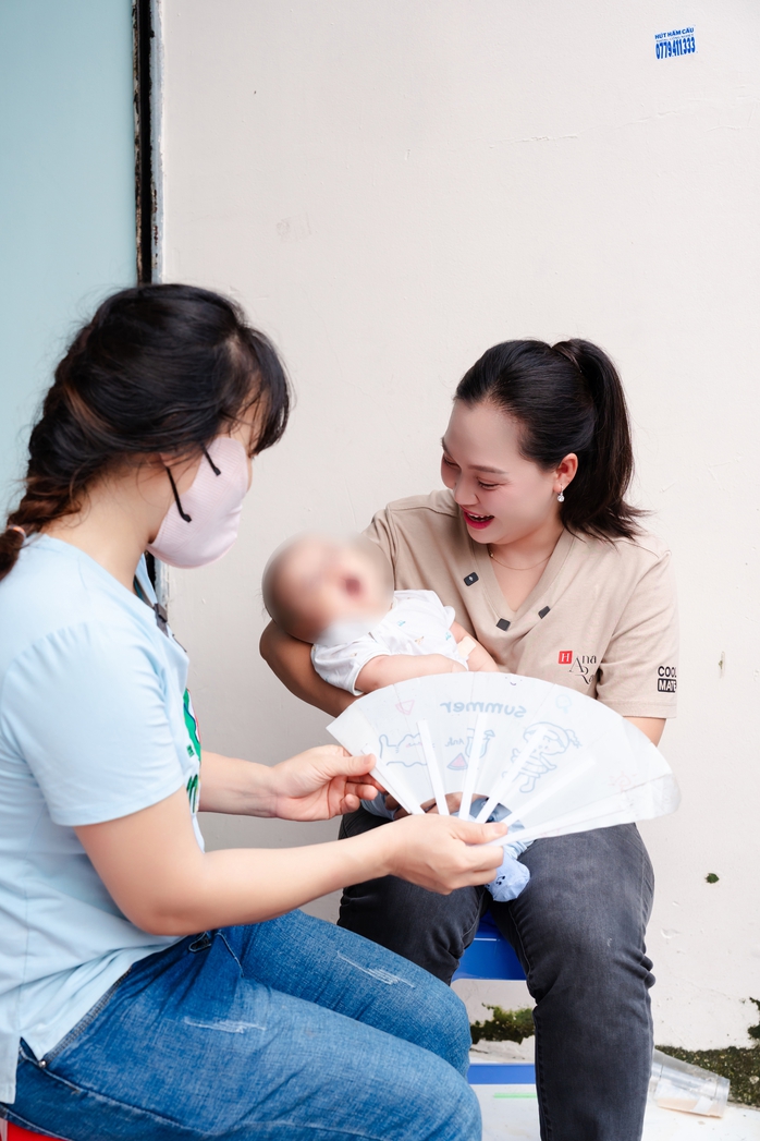 Từ Mỹ trở về, người mẹ Việt góp phần mang lại nụ cười cho 50 trẻ em - Ảnh 2.