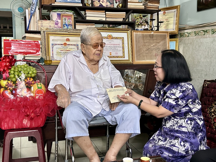 Lãnh đạo TP HCM thăm và tri ân văn nghệ sĩ- Ảnh 2. Lãnh đạo TP HCM thăm và tri ân văn nghệ sĩ- Ảnh 2.