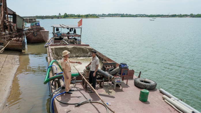 Phát hiện tàu sắt, thuyền gỗ làm chuyện phi pháp trên sông ở Quảng Trị- Ảnh 1. Phát hiện tàu sắt, thuyền gỗ làm chuyện phi pháp trên sông ở Quảng Trị- Ảnh 1.