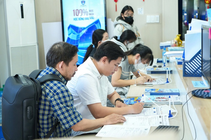 Nhiều trường ĐH công bố điểm sàn xét tuyển thấp bất ngờ- Ảnh 1. Nhiều trường ĐH công bố điểm sàn xét tuyển thấp bất ngờ- Ảnh 1.