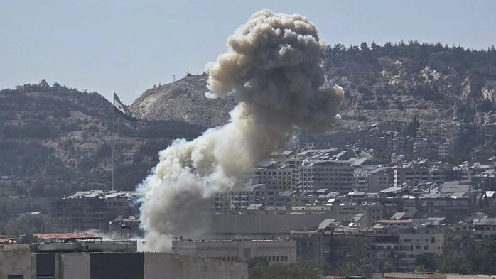 Israel đã ném bom trụ sở Bộ Quốc phòng Syria - Ảnh 1.