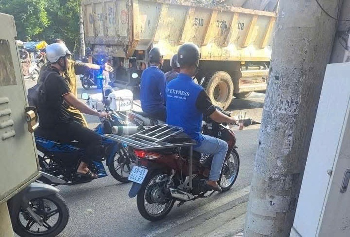 Tai nạn giao thông nghiêm trọng ở TP HCM sáng nay làm 2 người thương vong - Ảnh 1. Tai nạn giao thông nghiêm trọng ở TP HCM sáng nay làm 2 người thương vong - Ảnh 1.