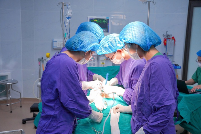 Lấy viên sỏi bàng quang to như quả bóng khỏi nữ bệnh nhân 36 tuổi - Ảnh 3. Lấy viên sỏi bàng quang to như quả bóng khỏi nữ bệnh nhân 36 tuổi - Ảnh 3.