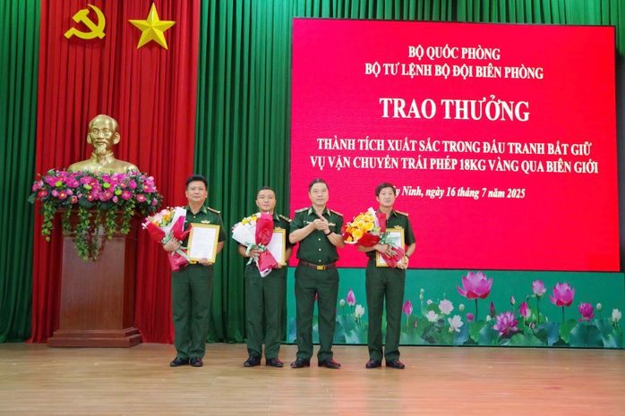 Bắt giữ 18kg vàng trái phép tại Tây Ninh , hai đối tượng bỏ chạy - Ảnh 2. Bắt giữ 18kg vàng trái phép tại Tây Ninh , hai đối tượng bỏ chạy - Ảnh 2.