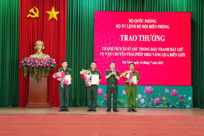 Bắt giữ 18kg vàng trái phép tại Tây Ninh , hai đối tượng bỏ chạy - Ảnh 1. Bắt giữ 18kg vàng trái phép tại Tây Ninh , hai đối tượng bỏ chạy - Ảnh 1.