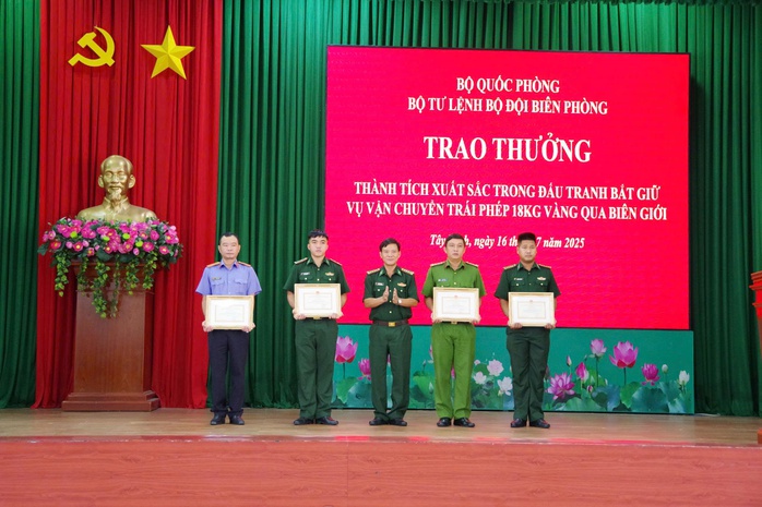 Bắt giữ 18kg vàng trái phép tại Tây Ninh , hai đối tượng bỏ chạy - Ảnh 3. Bắt giữ 18kg vàng trái phép tại Tây Ninh , hai đối tượng bỏ chạy - Ảnh 3.