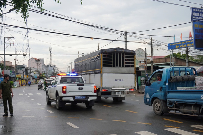 Hướng Đồng Nai đi TP HCM tắc từ sáng tới chiều, nhân viên phà Cát Lái đi xa vài trăm mét để bán vé- Ảnh 2. Hướng Đồng Nai đi TP HCM tắc từ sáng tới chiều, nhân viên phà Cát Lái đi xa vài trăm mét để bán vé- Ảnh 2.