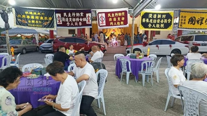 Bên này đường đám cưới, bên kia đường đám tang và điều hiếm thấy- Ảnh 2.