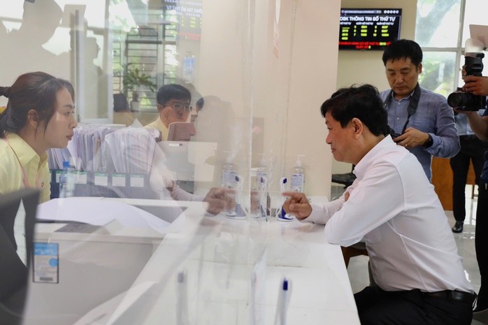 TP HCM: Lãnh đạo xã Nhà Bè trực chiến thủ tục hành chính , dân hài lòng - Ảnh 3. TP HCM: Lãnh đạo xã Nhà Bè trực chiến thủ tục hành chính , dân hài lòng - Ảnh 3.