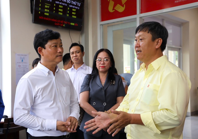 TP HCM: Lãnh đạo xã Nhà Bè trực chiến thủ tục hành chính , dân hài lòng - Ảnh 1. TP HCM: Lãnh đạo xã Nhà Bè trực chiến thủ tục hành chính , dân hài lòng - Ảnh 1.