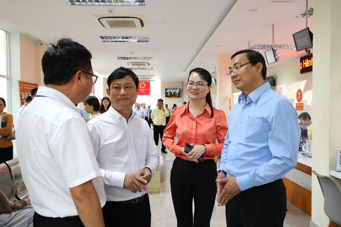 TP HCM: Lãnh đạo xã Nhà Bè trực chiến thủ tục hành chính , dân hài lòng - Ảnh 2. TP HCM: Lãnh đạo xã Nhà Bè trực chiến thủ tục hành chính , dân hài lòng - Ảnh 2.