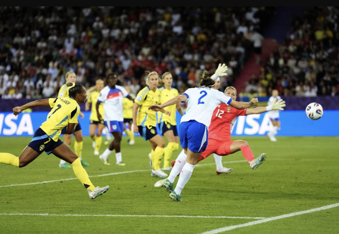 Euro 2025: Ngược dòng ngoạn mục, tuyển nữ Anh thắng nghẹt thở Thụy Điển ở tứ kết - Ảnh 3.