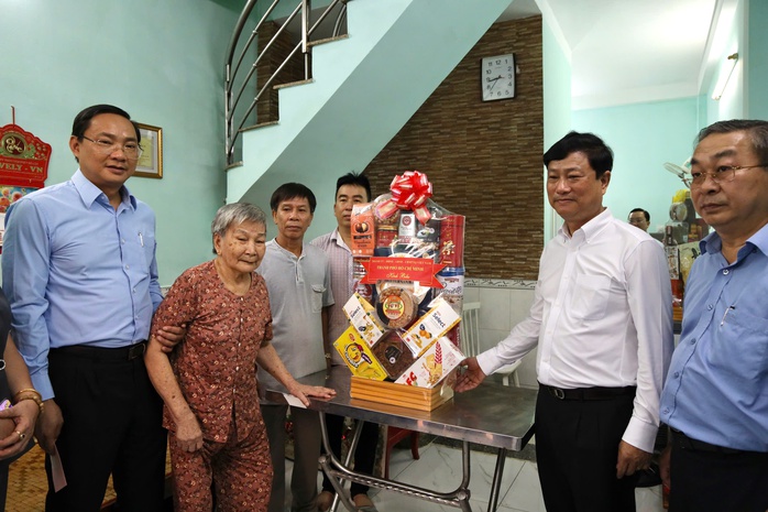 Chủ tịch HĐND TP HCM Võ Văn Minh thăm gia đình liệt sĩ tại Nhà Bè - Ảnh 1. Chủ tịch HĐND TP HCM Võ Văn Minh thăm gia đình liệt sĩ tại Nhà Bè - Ảnh 1.